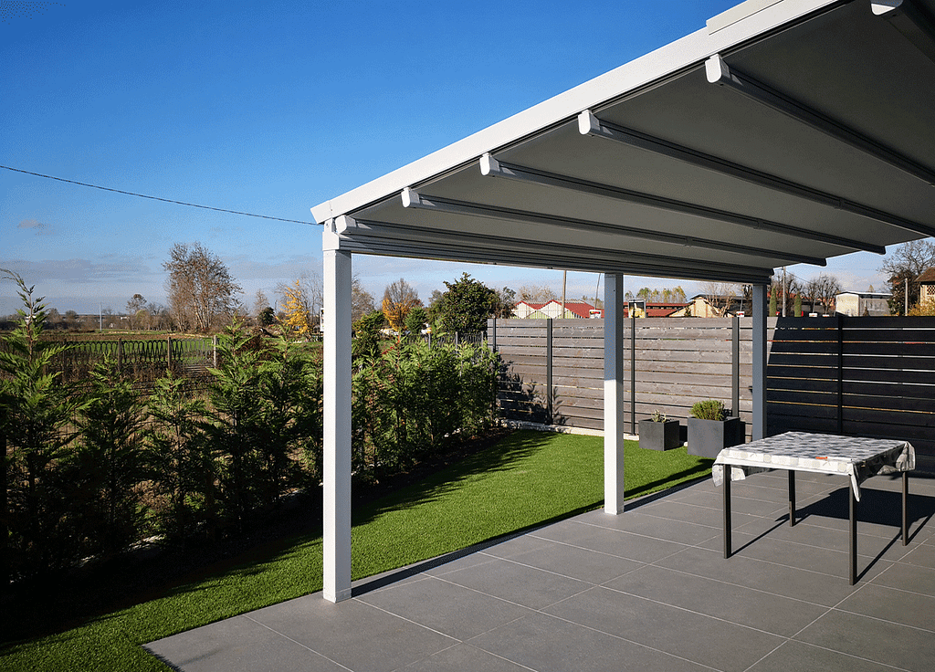 Pergola-con-pendenza-in-alluminio-verniciato-a-polveri-per-esterni,-con-telo-ad-impacchettamento-modificato